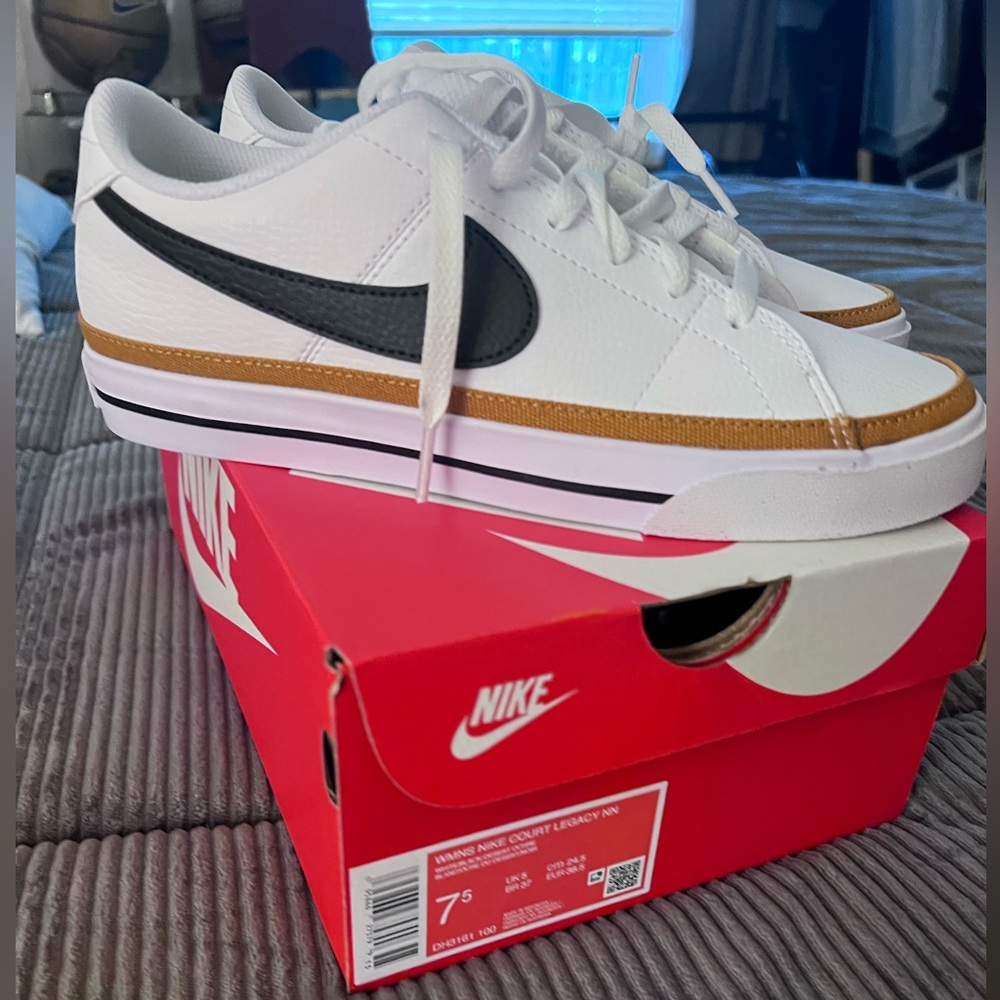 Women’s Nike legacy 7.5